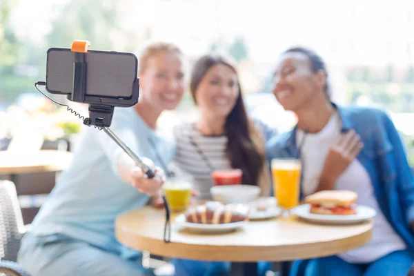Three women taking a selfie together in restaurant — Stock Photo, Image