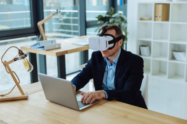 Akıllı kendine güvenen adam yeni teknolojileri sınama