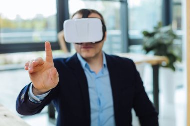 Bir erkek parmak seçici odak