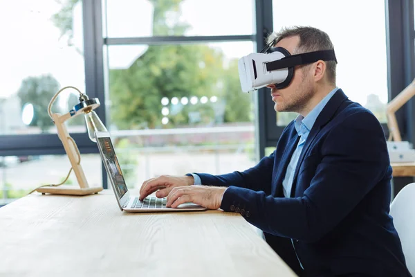 Vertrouwen slimme zakenman met behulp van 3D-technologie — Stockfoto