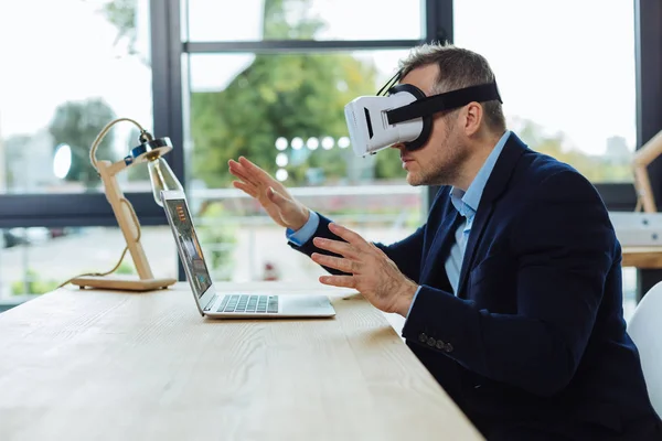 Leuke knappe mens die in een virtuele realiteit — Stockfoto