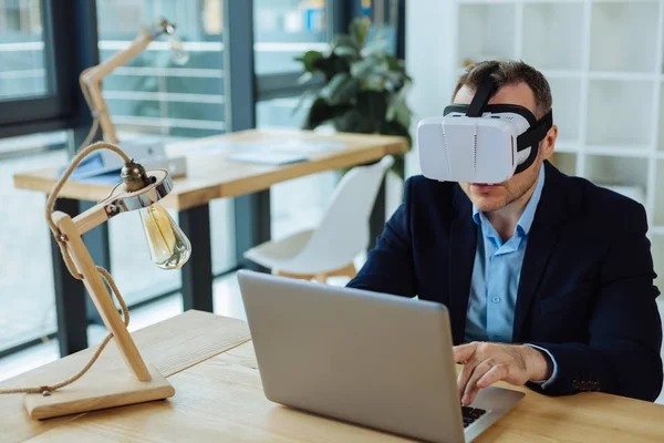 Dizüstü bilgisayarda çalışan hoş güzel adam