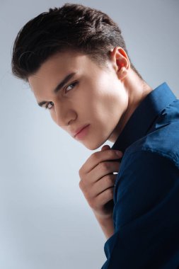 Mutlu adam portresi seni izliyorum