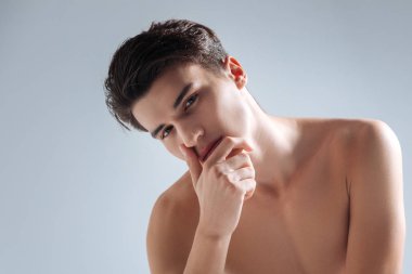 Acımasız adam sana bakıyor