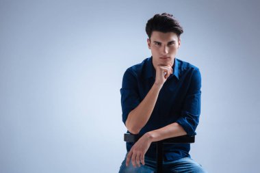 Gri izole emin model oturma