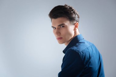 Ciddi esmer kamera kafa dönme