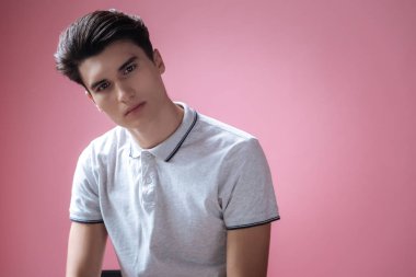 Doğruca kameraya bakarak çekici esmer erkek