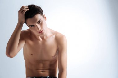 Sportif adam çıplak vücudunu gösteren