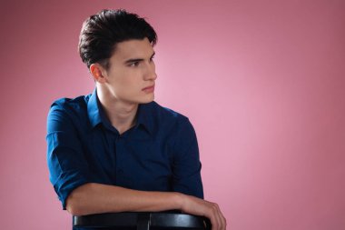 Onun işyerinde oturan akıllı adam