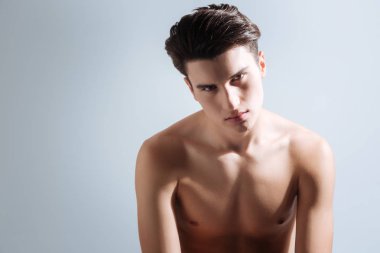 Kızgın esmer herkes nefret erkek