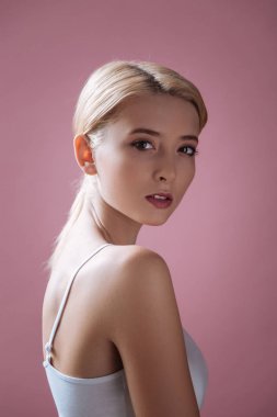 Cool kadın ayakta yarı pozisyonda