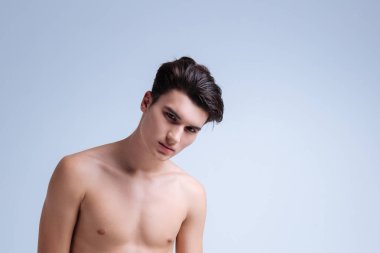 Yakışıklı esmer ayakta beyaz izole