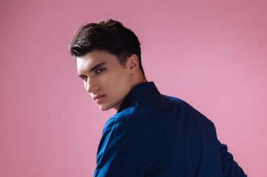 Profesyonel genç model kameraya poz