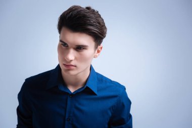Yana doğru seyir yakışıklı genç