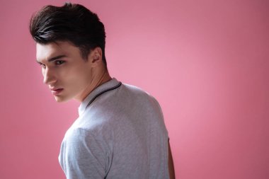 Yakışıklı esmer kamera başına dönme