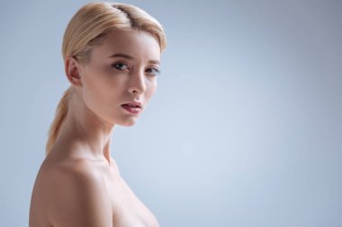 Harika sarışın ayakta yarı pozisyonda