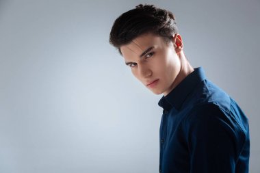 Yakışıklı genç adam sana poz