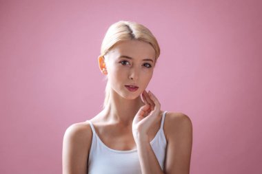 Memnun modeli portresi kameraya poz