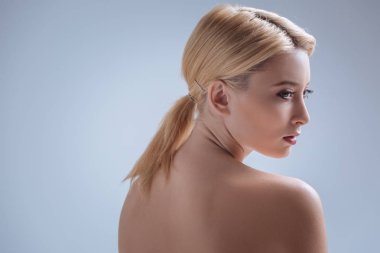 Düşüncelere dalmış ciddi bir genç kadın.