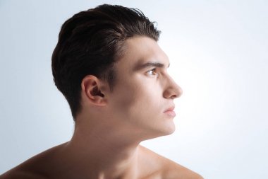 Yarı pozisyonda duran genç adam