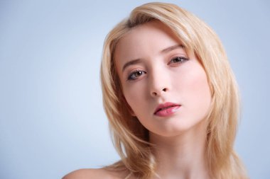 Gizemli kız portre seyir ön