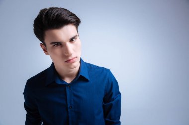 Kameraya poz ciddi erkek kişi