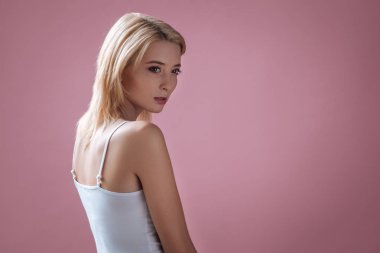 Yarı pozisyonda düşünceli sarışın ayakta