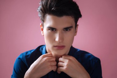 Dört gözle bu erkek portresi kapatın