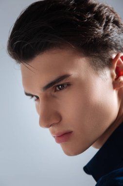 Kamerada poz veren yakışıklı adamın portresi.