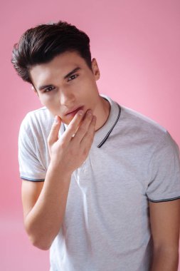 Özenli esmer kamerada poz