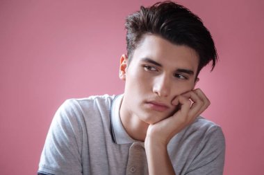 Düşünceli Çocuk çenesini dokunmadan