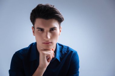 Özenli adam doğruca kameraya bakan