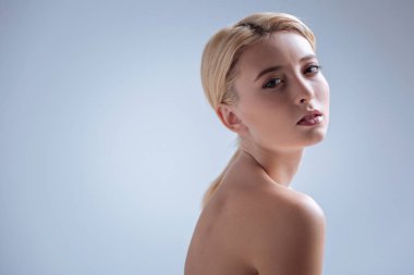 Genç vücudu gösteren güzel model