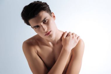 İhale erkek elini omzuna koyarak