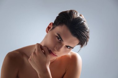 Neşeli adam kameraya poz