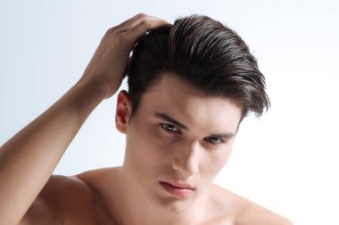 Emin esmer portresi kameraya poz