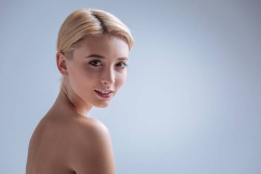 Doğruca kameraya bakarak olumlu memnun sarışın