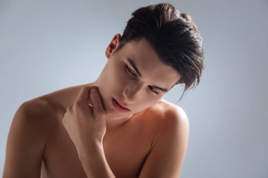 Rüya gibi esmer adam yan bakan