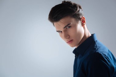 Kameraya poz garip erkek kişi