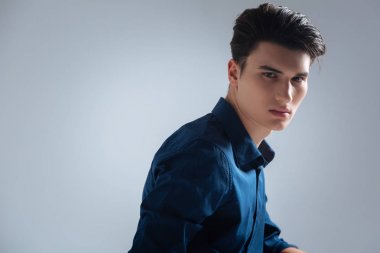 Yakışıklı esmer erkek acil dudaklar