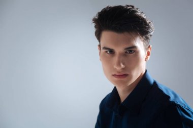 Güzel özelliklere sahip ciddi esmer erkek