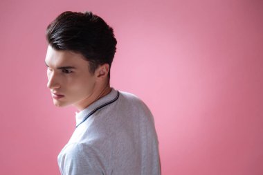 Genç adam dört gözle konsantre