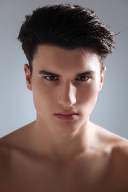 Kızgın genç model kameraya poz