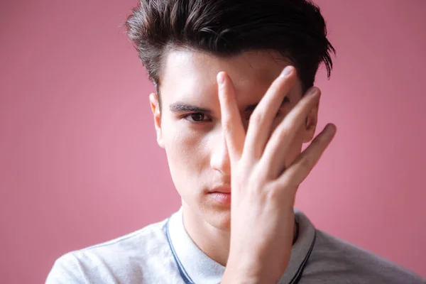 Retrato del hombre guapo que muestra su mano —  Fotos de Stock