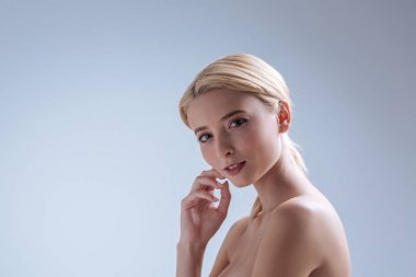 Sevimli sarışın çıplak fotoğraf çekim için bekliyor