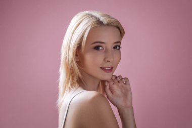 Dört gözle bu portre sarışın memnun