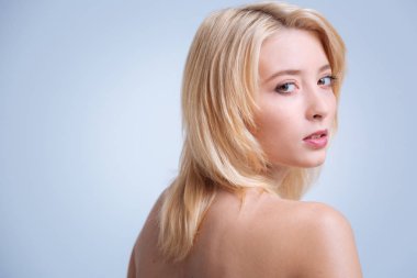 Kafasını çevirerek endişeli kadın kişi