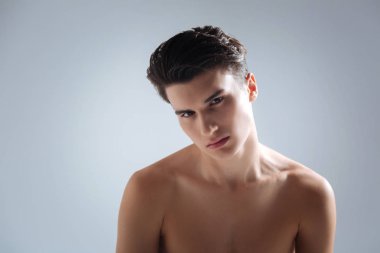Kameraya bakarak seksi çıplak esmer