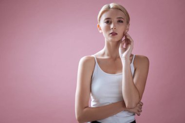 Ciddi modeli güzellik yordamı için hazırlanıyor