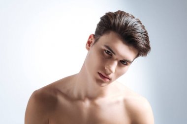 Yakışıklı esmer portre studio çalışma
